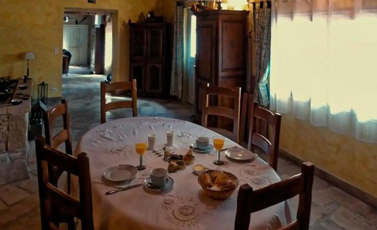 Bed and Breakfast Mas Du Puits Blanc Sernhac Esterno foto