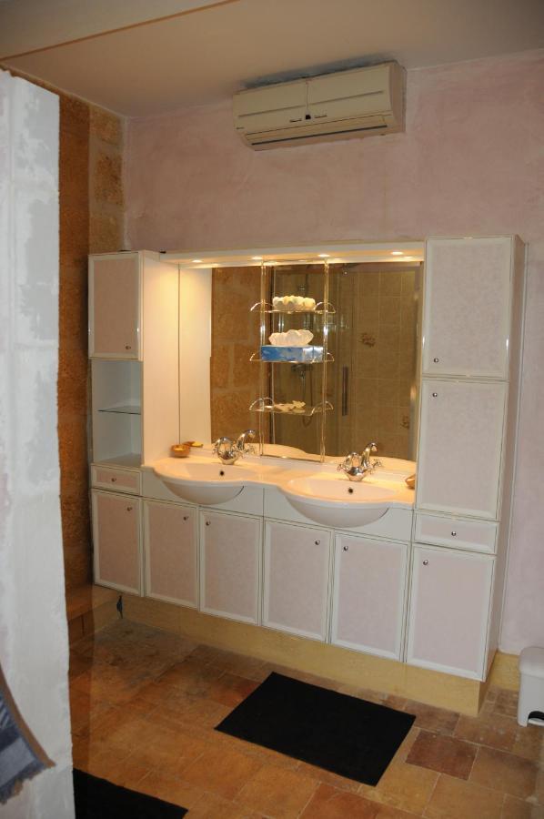 Bed and Breakfast Mas Du Puits Blanc Sernhac Esterno foto